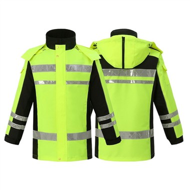 Sábháilteacht i laethanta na báistí - cóta báistí machnamhach