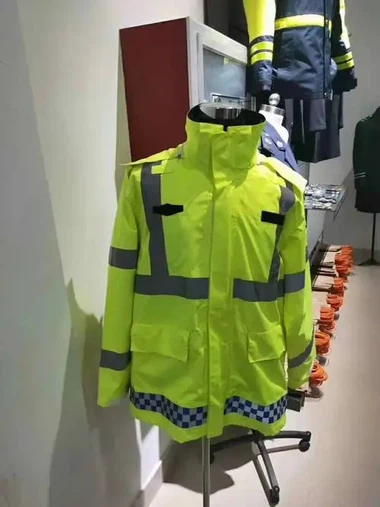 Cad é an úsáid a bhaineann le héadaí frithchaiteacha sábháilteachta?