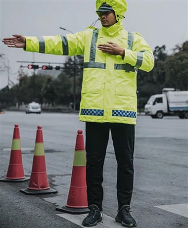 Cad is cóta báistí frithchaiteach ann?