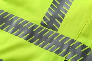 Conas a breathnaíonn éadaí frithchaiteacha sábháilteachta in aimsir the?